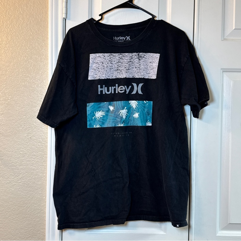 Hurley Black and Blue Graphic Tee,โ Menโs Classic Fit size Large
